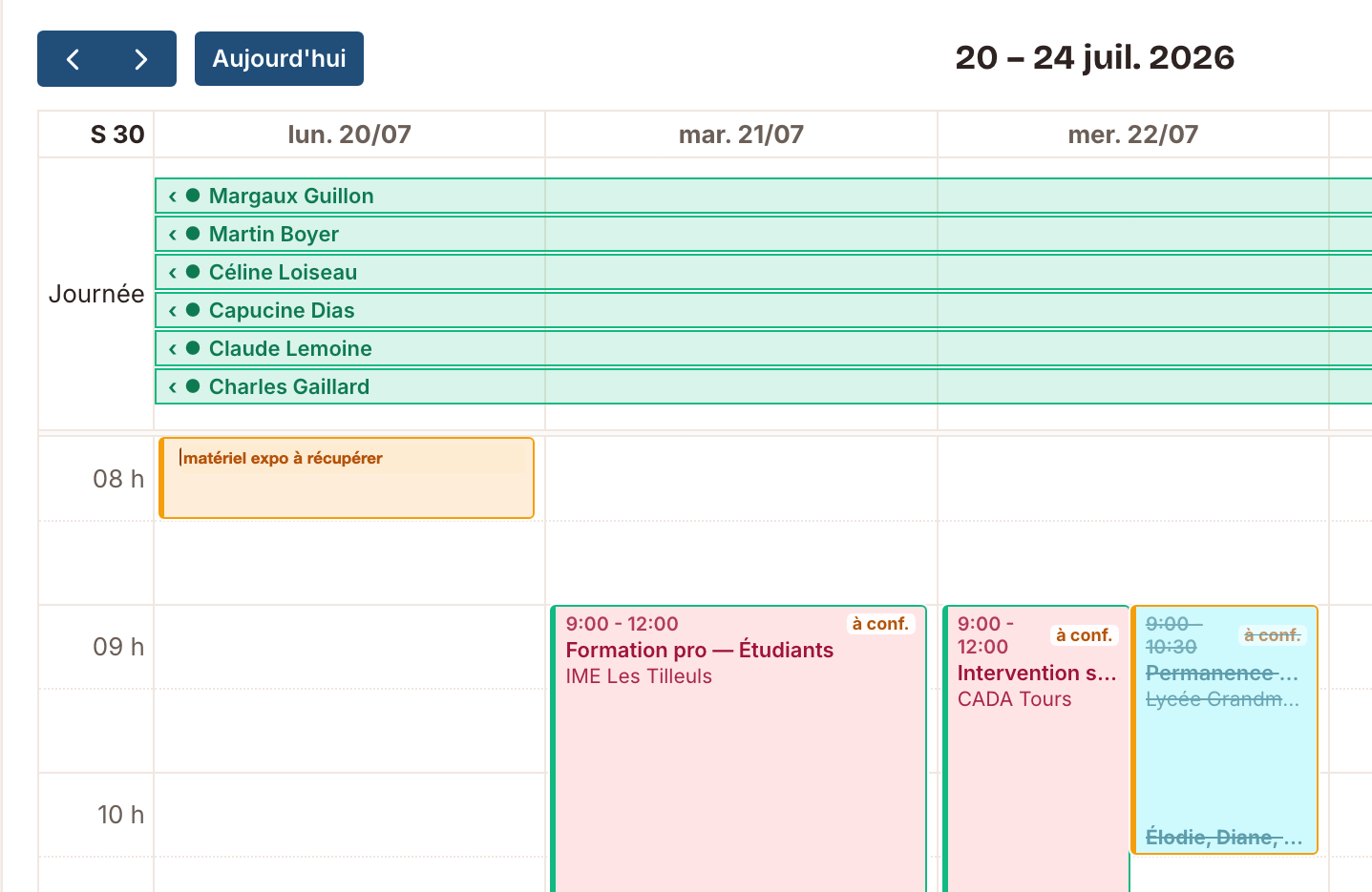 Vue agenda de la plateforme : semaine du 20 au 24 juillet 2026, disponibilités quotidiennes de l’équipe et actions planifiées.